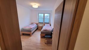 Zimmer mit 2 Betten und einem Fenster in der Unterkunft Wohnung in Datteln in Datteln