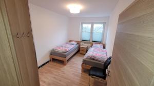 ein kleines Zimmer mit 2 Betten und einem Fenster in der Unterkunft Wohnung in Datteln in Datteln