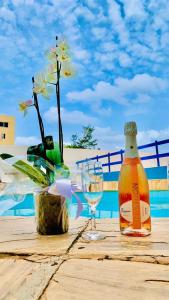 una bottiglia di vino e un bicchiere su un tavolo di Villa Del Sol Hotel Fortaleza a Fortaleza