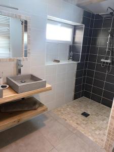 Vonios kambarys apgyvendinimo įstaigoje ✰Chaleureuse Quercynoise avec piscine & jolie vue✰
