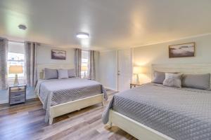 una camera da letto con due letti e una finestra di Bright Shelby Cottage with Deck and Creek Views! a Shelby