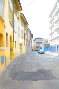 una calle vacía con un coche estacionado al lado de los edificios en Guest House Fontanesi, en Reggio Emilia