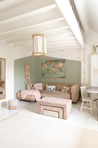sala de estar con sofá y mesa en Maison d'architecte Paris/Disney, en Bry-sur-Marne