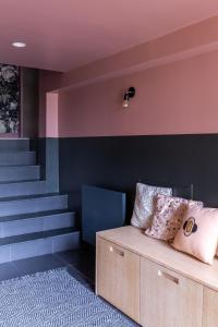 una habitación con un banco con almohadas en Maison d'architecte Paris/Disney, en Bry-sur-Marne