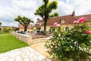 an exterior view of a house with a garden at Hôtel de la Ferme Lamy in Meyrals