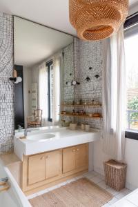 baño con lavabo grande y ventana grande en Maison d'architecte Paris/Disney, en Bry-sur-Marne