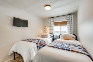 En eller flere senge i et værelse på Downtown Cascade Vacation Rental Less Than 1 Mi to Lake!