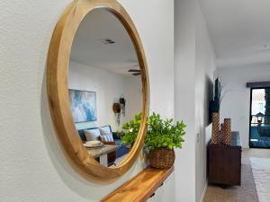 um grande espelho redondo numa parede numa sala de estar em Queen Creek #239 Chandler condo em Chandler