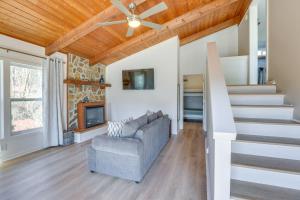 ein Wohnzimmer mit einem Sofa und einem Kamin in der Unterkunft Waterfront Shelby Home with Fireplace and Scenic Decks in Shelby