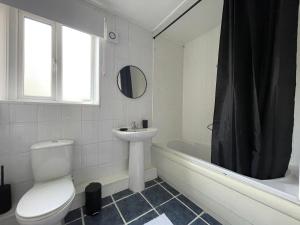 uma casa de banho com um WC, um lavatório e uma banheira em Spacious 2BR Apartment w/Parking Near City Centre em Sheffield