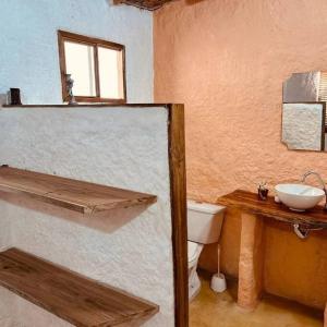 łazienka z toaletą i umywalką w obiekcie Cabaña Canto de las Aguas Cañón del Combeima w mieście Ibagué