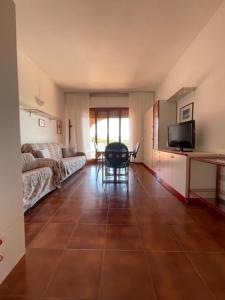 salon z kanapą i stołem w obiekcie Portofino Est Residence w Rapallo
