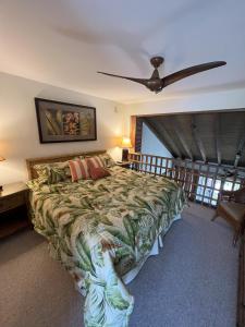 una camera con letto e ventilatore a soffitto di Tropical Maui Kamaole B-Bldg a Wailea