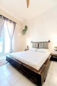 a bedroom with a bed made out of a log at B&B Camera a Sud Iris in Trani