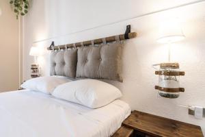 a bedroom with a white bed with a headboard at B&B Camera a Sud Iris in Trani
