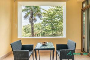 Habitación con mesa, sillas y palmera en Wonderful 1-BR apartment at Casa de Campo, en El Infiernito