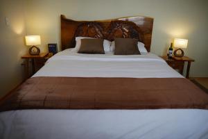 a bedroom with a large bed with two night stands at Casa vacacional en Chambo in Chambo