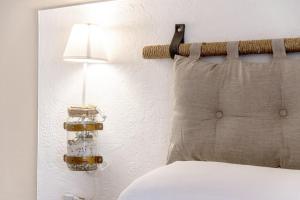 トラーニにあるB&B Camera a Sud Irisのベッドルーム1室(ランプ、枕付)