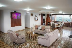 sala de estar con 2 sofás y comedor en Casa vacacional en Chambo, en Chambo