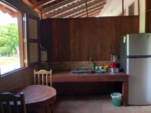 cocina con encimera de madera y nevera en Hab #9 La Casa Del Profe Salo en Santa María Tonameca