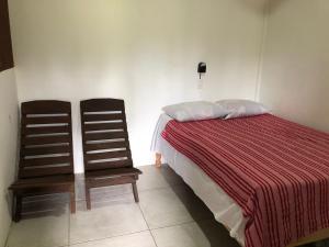 1 dormitorio con 1 cama y 2 sillas en Hab #9 La Casa Del Profe Salo en Santa María Tonameca