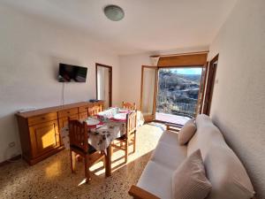 sala de estar con mesa y sofá en apartament Eliette 3 en Bagá