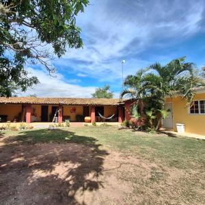 una casa con un cortile davanti di Magnificent Private Room Near Airport #1 a Comayagua