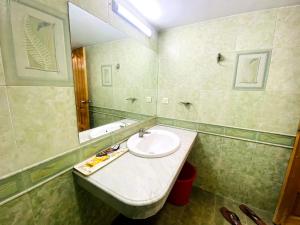 uma casa de banho com um lavatório e um espelho em Cozy private Ac Attached bath Room- Gulshan 1 em Daca