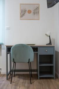 una scrivania con sedia accanto a una scrivania con lampada di Casa Boschi in centro città a Pescara
