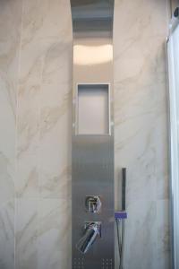 y baño con ducha y puerta de cristal. en Casa Boschi in centro città, en Pescara
