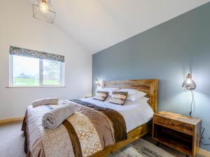 Un dormitorio con una cama grande y una ventana en 3 Bed in Bude 80601 en Ashwater