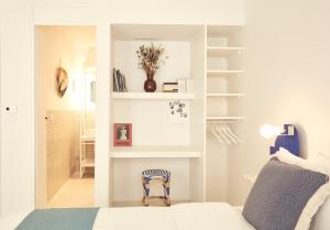 1 dormitorio con 1 cama y 1 silla en una habitación en Casa Pavão, en Lisboa