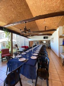 Touro的住宿－Fogar de Insua，长长的用餐室配有长桌子和椅子