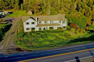 a large white house on an island in the middle of a road at Gualala Country Inn in Gualala +28 photos