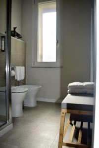帕爾馬的住宿－Il Trovatore Rooms，一间带卫生间、水槽和窗户的浴室