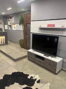 Sallam Lux Property في الغردقة: غرفة معيشة مع تلفزيون بشاشة مسطحة كبيرة