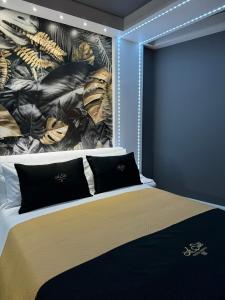 a bedroom with a bed with a painting on the wall at Le Suite Piazza Nuova in Foggia
