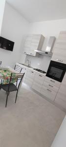 A kitchen or kitchenette at Granelli di sabbia