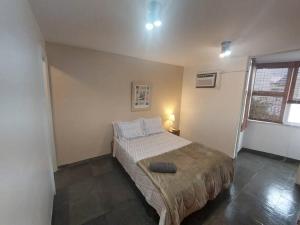 a small bedroom with a bed in a room at Quarto e sala no melhor ponto de Ipanema in Rio de Janeiro