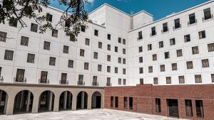 un grande edificio bianco con cortile in mattoni di Plaza Hotel & Boulevard Convention - Vale dos Vinhedos a Garibaldi