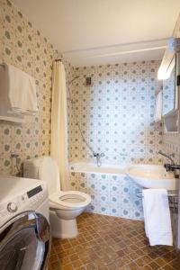 ein Bad mit einem WC und einem Waschbecken in der Unterkunft La Ruinette-spacious 3-bed Apt In Verbier Centre in Verbier