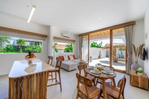 Posezení v ubytování UKIYO-Luxury 2BR Villa near Canggu, 3 min to beach