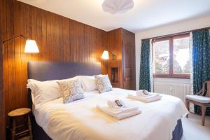 ein Schlafzimmer mit einem großen Bett mit Handtüchern darauf in der Unterkunft La Ruinette-spacious 3-bed Apt In Verbier Centre in Verbier