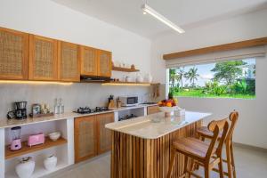 Kuchyň nebo kuchyňský kout v ubytování UKIYO-Luxury 2BR Villa near Canggu, 3 min to beach
