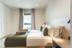 Un pat sau paturi într-o cameră la Amarilla Golf Residences