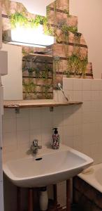 l'octroi في شيربوغ أون كوتننتين: بالوعة بيضاء في الحمام مع وضع علامة على الحائط
