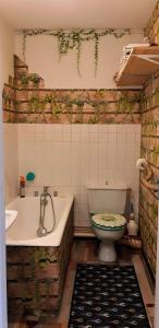 l'octroi في شيربوغ أون كوتننتين: حمام مع حوض ومرحاض ومغسلة