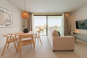 Amarilla Golf Residences في سان ميغيل ذي أبونا: غرفة معيشة مع طاولة وأريكة