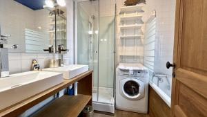ein Badezimmer mit Waschmaschine und Waschbecken in der Unterkunft Sans Souci, maison familiale pour 8 personnes in Cayeux-sur-Mer + 14 Fotos