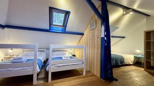 ein Schlafzimmer mit zwei Etagenbetten und einem Fenster in der Unterkunft Sans Souci, maison familiale pour 8 personnes in Cayeux-sur-Mer